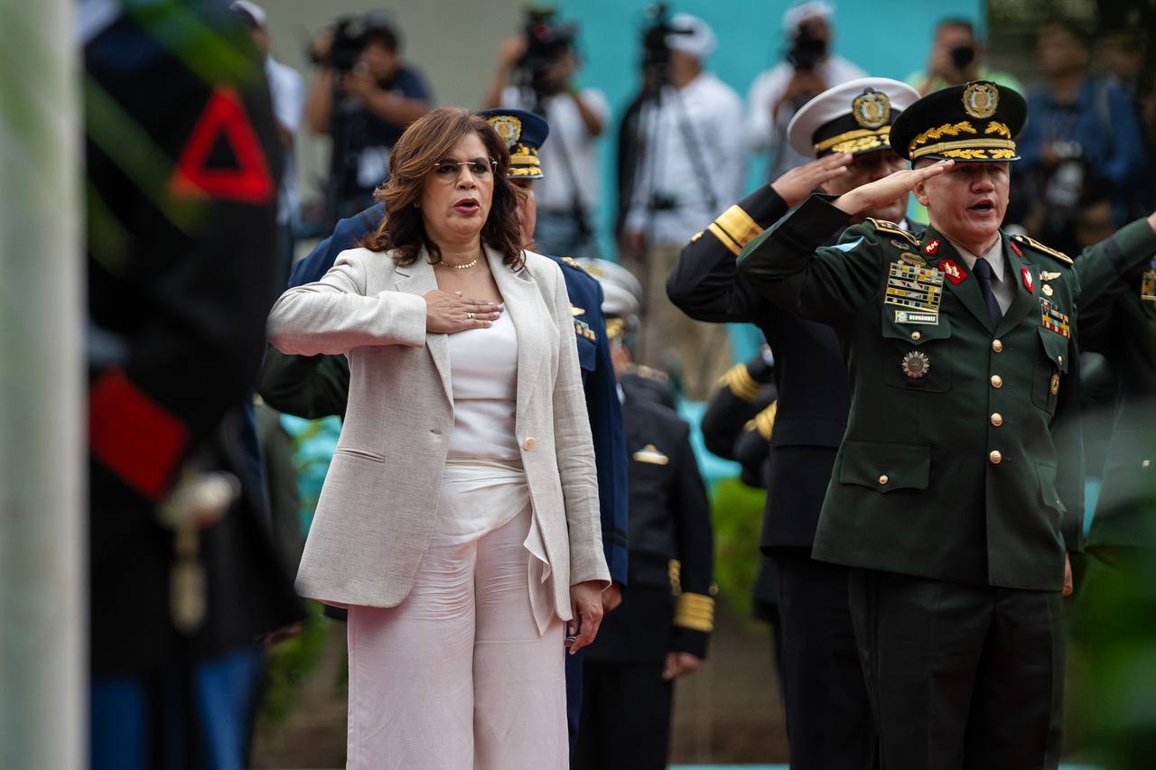 Ministra de Defensa Nacional, Rixi Moncada, en Izada de la Bandera Nacional 15 de Septiembre