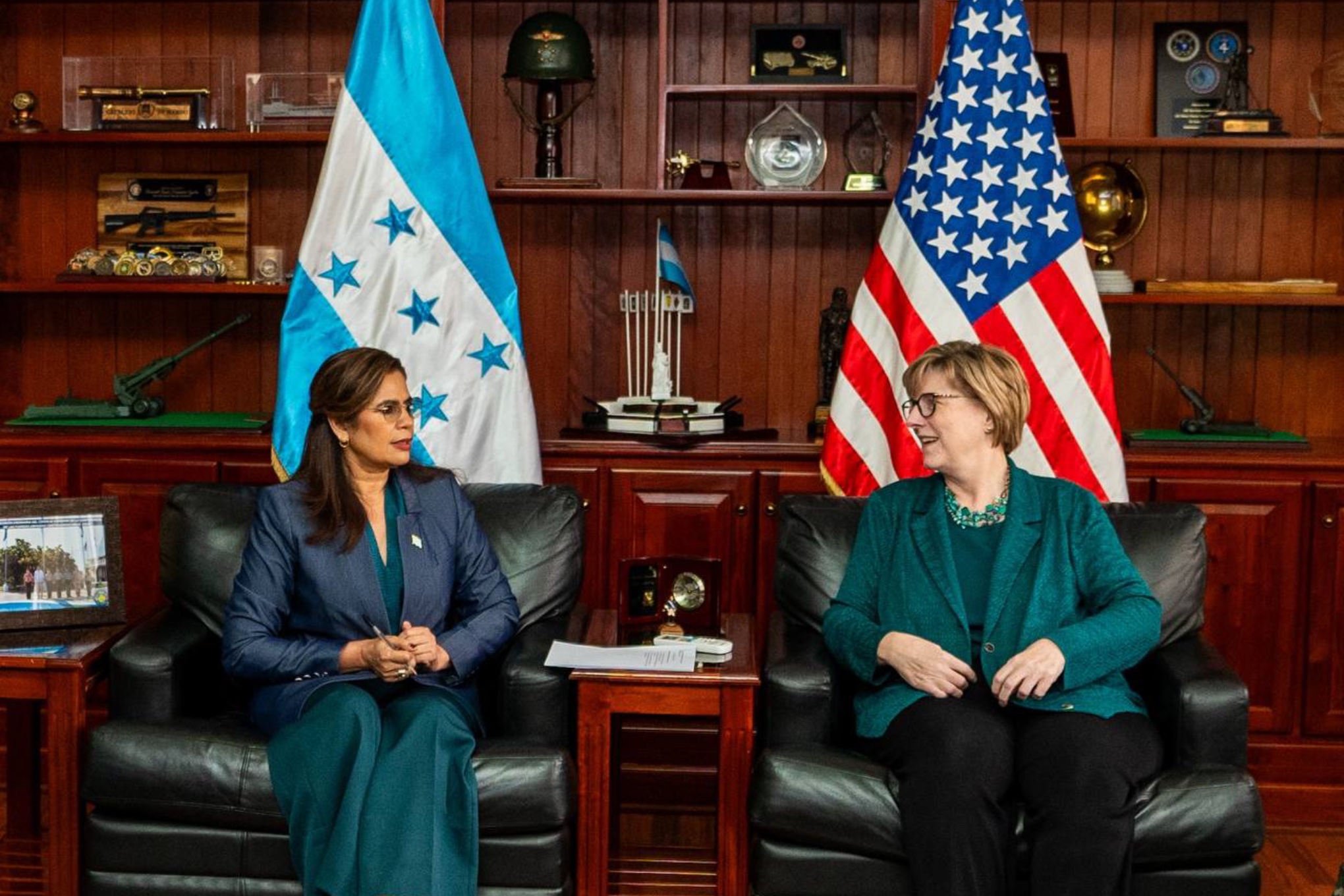 Ministra de Defensa Nacional Rixi Moncada y Embajadora de EE.UU. en Honduras