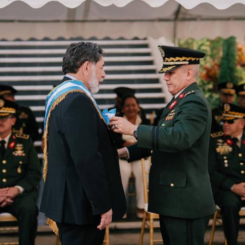 Viceministro Orlando Garner Ordóñez recibe la “Medalla Gran Cruz de las Fuerzas Armadas de Honduras” 