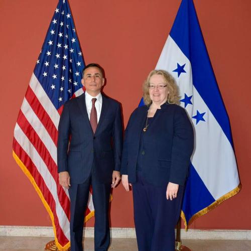 Ministro de Defensa se reúne con la encargada de negocios de EE.UU.